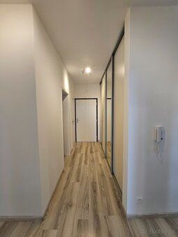🏡 Na predaj: Moderný 3-izbový byt s balkónom a parkovaním – 