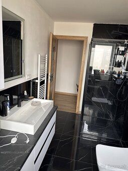 NA PREDAJ – Moderný 3-izbový byt v centre Zákamenného | 67 m