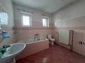Starší rodinný dom po čiastočnej rekonštrukcii, postavený na