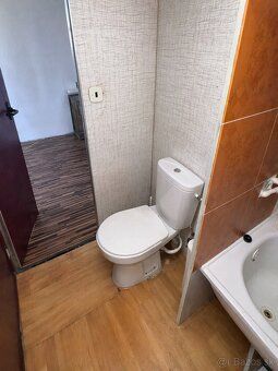 Ponúkame na predaj krásne slnečný a veľkometrážny 3-izbový b