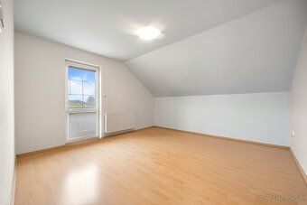 Ponúkame na predaj krásny, udržiavaný 5-izbový dvojgeneračný
