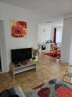Ponúkame na predaj priestranný rodinný dom s viacerými samos