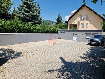Ponúkame na predaj priestranný rodinný dom s viacerými samos