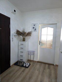 Priestranný a slnečný 3-izbový byt s balkónom Levice Ponúkam