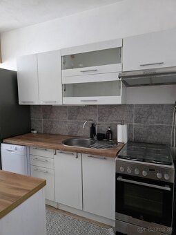 Priestranný a slnečný 3-izbový byt s balkónom Levice Ponúkam