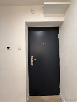 Dlhodobý prenájom 2-izbového bytu!
Adresa: Lubeník 213 Balkó