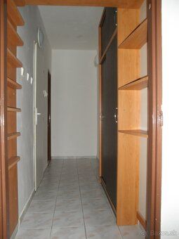 Ponúkam do prenájmu 1 izbový byt na 2. poschodí, 33 m2 v Pop