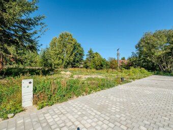 Predám slnečný stavebný pozemok s výmerou 668 m² pár metrov 