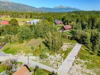 Predám slnečný stavebný pozemok s výmerou 668 m² pár metrov 