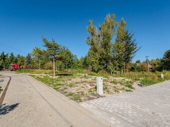 Predám slnečný stavebný pozemok s výmerou 631 m² pár metrov 