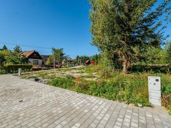 Predám slnečný stavebný pozemok s výmerou 631 m² pár metrov 