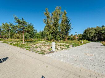Predám slnečný stavebný pozemok s výmerou 631 m² pár metrov 