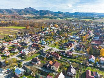 Na predaj je stavebný pozemok o výmere cca. 1460 m², situova