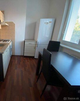 VEĽKÝ 2-IZBOVÝ BYT S BALKÓNOM – CENTRUM PRIEVIDZA, 62 m² Pon