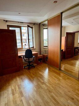 Prenájom slnečného a priestranného 2-izbového bytu v TN na d