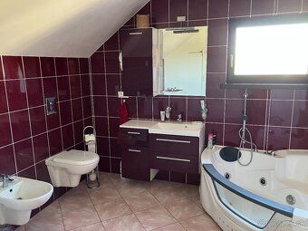 Ponúkame na predaj rodinný dom s garážou na pozemku 674m² v 