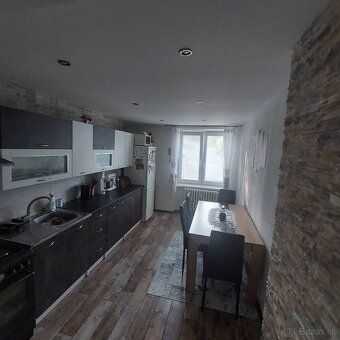 Dám do prenájmu 3-izbovy byt 82m² na ulici Domašska. Byt sa 