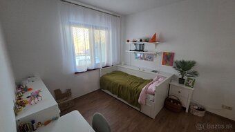 Dobrý deň
Ponúkame na predaj 5-izbový rodinný dom aj s garáž