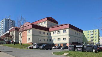 Ponúkame na predaj 1-izbový byt s výmerou 43 m², ktorý patrí
