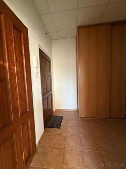 Ponúkam na prenájom priestranný a svetlý 2-izbový byt (71 m²