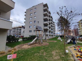 Dám do prenájmu pekný,kompletne zariadený 2-i byt s 1 vyhrad