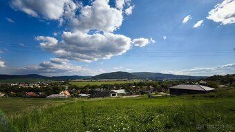 Slnečný stavebný pozemok v tichej lokalite – Malé Kršteňany.