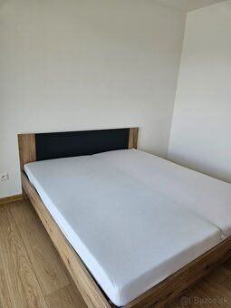 Ponúkame na dlhodobý prenájom 2 izbový byt s priestranným ba