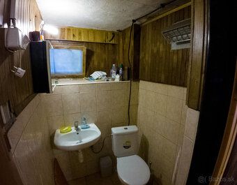 Na predaj pekná a prakticky riešená chata. Chata pozostáva z