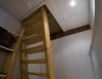 Na predaj pekná a prakticky riešená chata. Chata pozostáva z