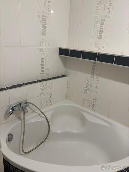Na prenájom kompletne zrekonštruovaný 2 izbový byt s balkóno