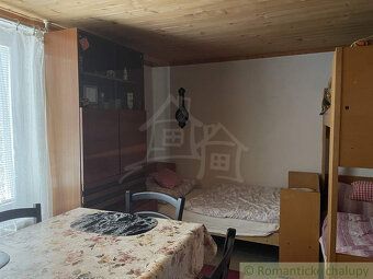 Chata sa nachádza vo vinárskej lokalite nad obcou Hrušov v o