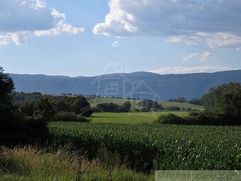 Dom sa nachádza v centrálnej časti obce Žarnov v Bodvianskej