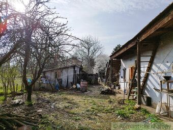 Chalupka má dve miestnosti - kuchyňu a obytnú miestnosť. Za 