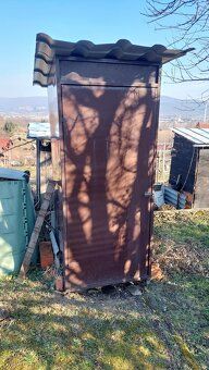 UDRŽIAVANÝ POZEMOK S MUROVANOU CHATKOU SO ZAVEDENOU ELEKTRIN