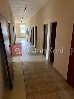 Ponúkame na predaj kaštieľ v Domaniži v nádhernej prírodnej 