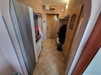 Ponúkam na predaj 2-izbový byt o výmere 56 m² nachádzajúci s