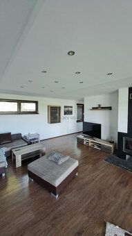 5 izieb | 2 kúpeľne | Garáž 42 m² | Terasa 66 m² | Pozemok 2