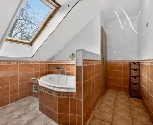 Pozemok: 983 m²
Zastavaná plocha: 110 m²
Úžitková plocha: cc
