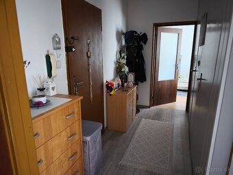 Ponúkam na predaj 2 izbový byt s balkónom. Byt sa nachádza n
