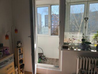 Ponúkam na predaj 2 izbový byt s balkónom. Byt sa nachádza n