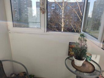 Ponúkam na predaj 2 izbový byt s balkónom. Byt sa nachádza n