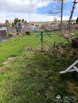Deltaproperty vám ponúka na predaj záhradku s drevenou chatk
