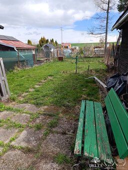 Deltaproperty vám ponúka na predaj záhradku s drevenou chatk