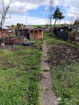 Deltaproperty vám ponúka na predaj záhradku s drevenou chatk