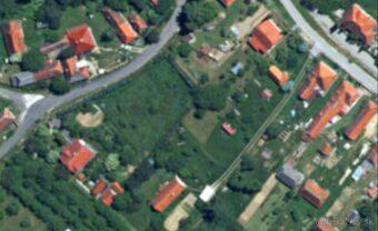 Ponúkame na predaj stavebný pozemok blízko centra obce v Jed