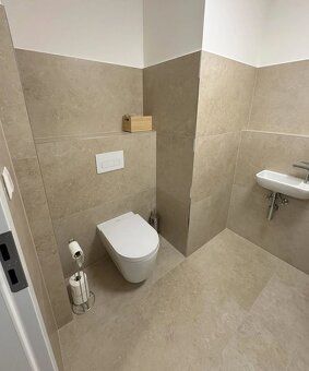 Ponúkame Vám na prenájom nový 2 izbový byt (52 m2 + 3 m2 bal