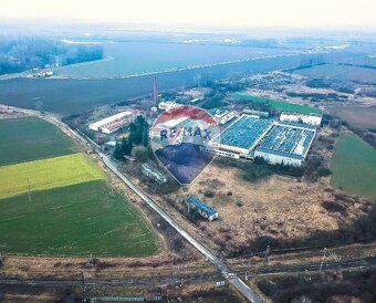 RE/MAX ponúka na predaj ROZSIAHLÝ pozemok 84400m2 s budovami