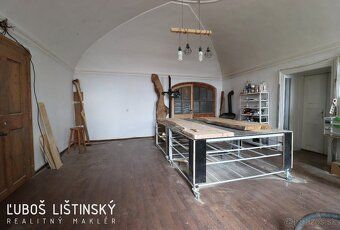 Ponúkam na predaj starší rodinný dom priamo na Velickom náme