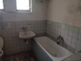 Ponúkame na predaj priestranný, 3 podlažný rodinný dom situo