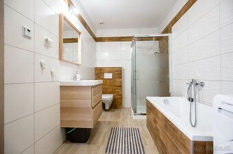 Ponúkame na predaj krásny 3-izb. byt v RD s 3 bytmi v obci D